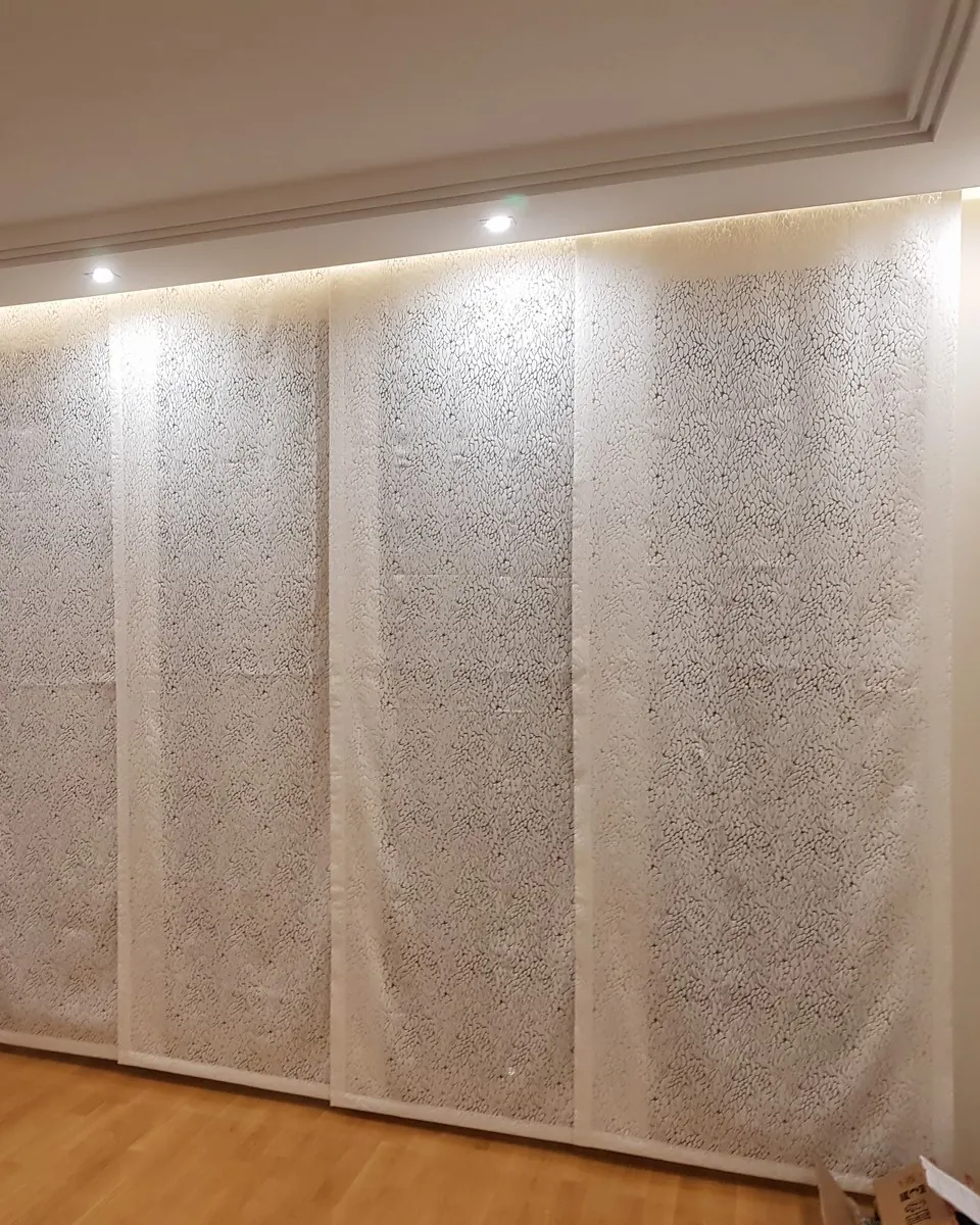 Panel zavjese s čipkastim uzorkom na vodilici – realizacija K&K Dekorativa